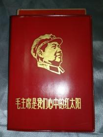 毛主席是我们心中的红太阳（1968年3月第1次印刷，64开。此画册为红色塑封，共收录了60幅毛主席在**初期工作和生活的照片（其中包括20页林彪、江青、陈伯达、康生等照片。比1967年7月第1次印刷的彩色黑白画册多3页林彪。比1968年第2次印刷的彩色黑白画册多1页林彪），全部为铜版纸印刷，全部是彩色照片！是**的精品画册！而且封面带毛主席头像的也更为少见！精品稀缺，值得珍藏。）