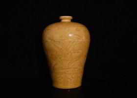 明永乐黄釉雕刻鱼藻纹梅瓶，高29×19厘米