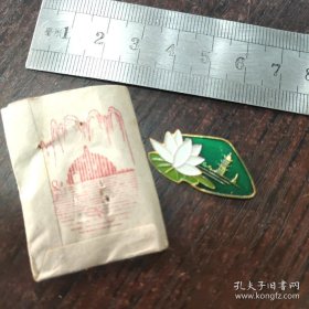 武汉东湖旅游纪念章 ：荷花（原袋）