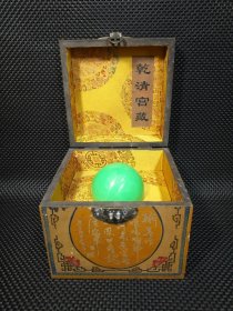 漆器盒装摆件【翠绿夜明珠】一颗 尺寸：盒高16CM，宽18CM 球直径8.0CM 重量：带盒约3.5斤