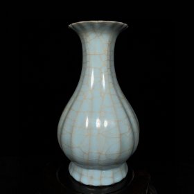 宋官窑花口瓶，高24直径13cm，