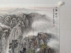 保真书画，江苏名家，牟克民《山静云闲》四平尺斗方山水画一幅67.5×68cm。牟克民，1954年生，江苏省南京市人，当代著名山水画家。现为江苏省文化艺术研究院副院长、江苏省文化名人库领导小组办公室副主任、中国美术家协会会员、国家一级美术师。先后担任过江苏省花鸟画大展评委、编委，江苏省名人书画作品集主编。