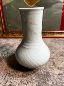 70年代左右，豆青釉旋纹花瓶一只