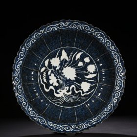 明宣德洒蓝釉刻一束莲纹菱口折沿盘7*43厘米