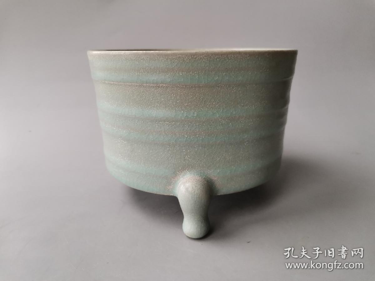 宋清凉寺汝窑天青釉旋纹三足樽