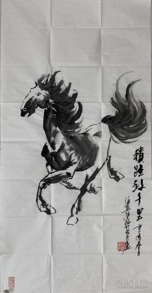 【终身保真字画，得自画家本人】
任大政，137X68cm！2
       浙江海盐人。中美协会员，国家一级美术师。自幼受家学影响研习书画篆刻。八十年代初在浙江美院师承一代宗师吴昌硕弟子诸乐三先生之子诸涵教授，善画文人画。1983年为新落成的北京长城饭店设计大型真丝艺术壁掛《九龙》担任主设计师。历年来作品被多家权威机构收藏，並多次代表政府部门赴国外展出。