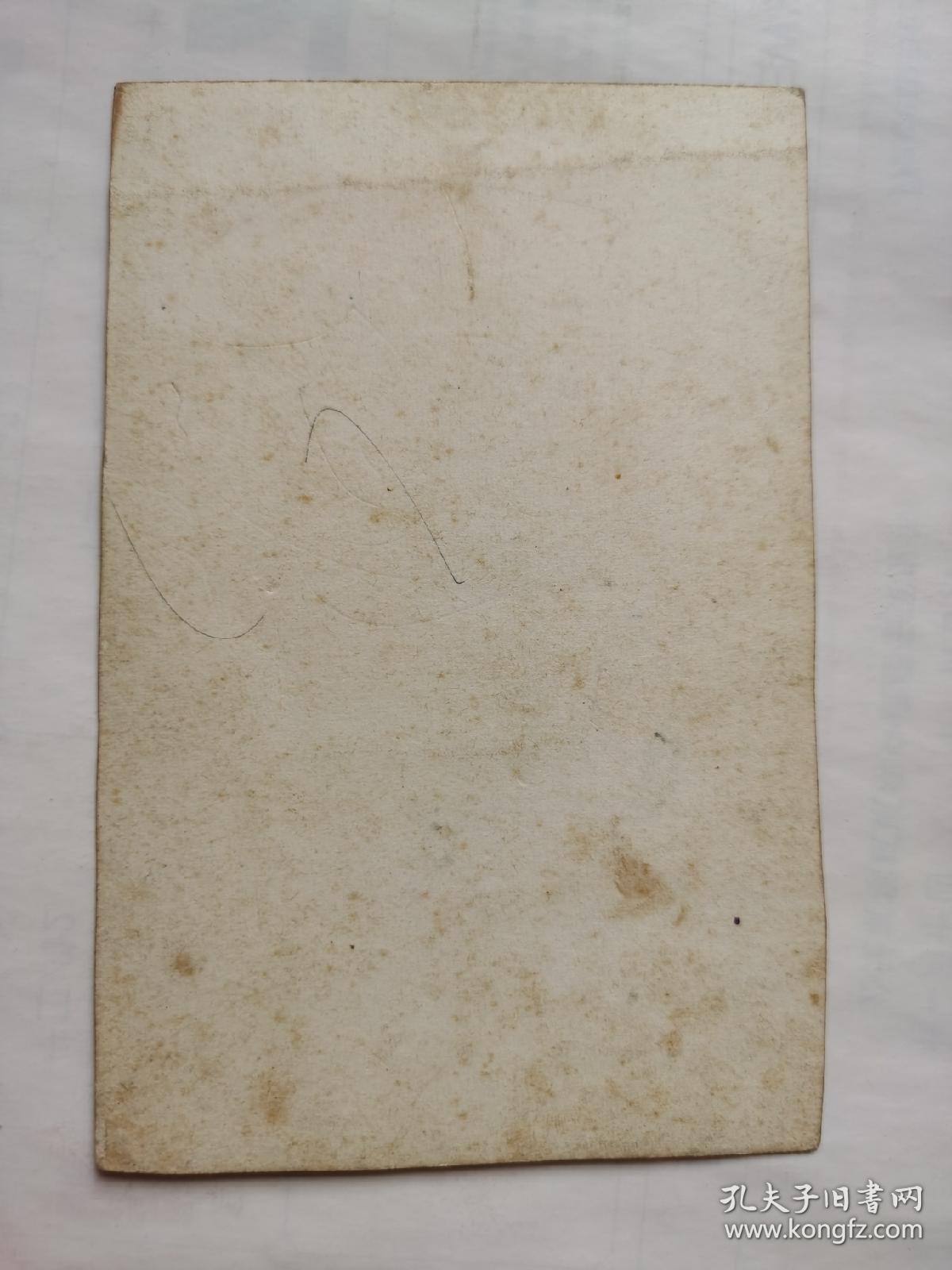 何莉莉，黑白照片一张。。邵氏“新十二金钗”之一，1946年出生于江苏南京，祖籍安徽庐江，幼年移居台湾。1965年被导演袁秋枫发掘，参与电影《兰屿之歌》，正式投身娱乐圈。同年加入邵氏电影公司。曾出演电影《文素臣》《十四女英豪》《爱奴》，引起国际影坛注目。正当何莉莉事业如日方中之际，她却选择退出影圈下嫁船运业巨子赵世光，从此息影。。