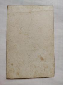 何莉莉，黑白照片一张。。邵氏“新十二金钗”之一，1946年出生于江苏南京，祖籍安徽庐江，幼年移居台湾。1965年被导演袁秋枫发掘，参与电影《兰屿之歌》，正式投身娱乐圈。同年加入邵氏电影公司。曾出演电影《文素臣》《十四女英豪》《爱奴》，引起国际影坛注目。正当何莉莉事业如日方中之际，她却选择退出影圈下嫁船运业巨子赵世光，从此息影。。