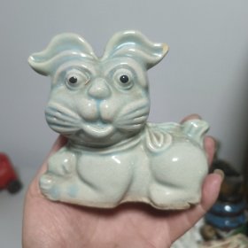 淄博陶瓷小白兔存钱罐一个。