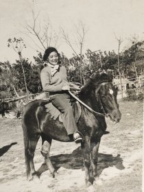 建国早期骑马美女老照片