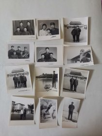 一堆黑白照片20张合售（尺寸大小不一，青年军人照片较多，实物拍摄，有的照片背面写有字迹）阳台西柜底层蓝色的盒子里存放