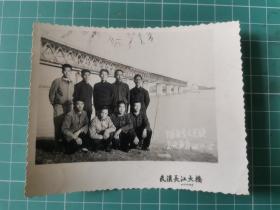 一张60年代老照片：同事合影，青年人，中年人，1964年11月15日中南区首次定额会议留念