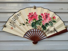 郑汉健，字一健，1946年生于上海，是艺术大师吴昌硕的嫡孙——沪上著名书画家吴长邺之婿，亦是吴昌硕艺术第三代传人曹简楼的入室弟子。在岳父与恩师的双重栽培下，二十多年来他专攻吴派大写意。可贵的是他虚心好学，每日勤习书画，笔耕不辍。艺术上日臻成熟，深得缶翁笔墨神髓。 现为吴昌硕艺术研究会理事、上海昌硕文化艺术有限公司艺术总监。他的作品则更证实了他无愧于“吴昌硕第四代优秀传人”的美誉。.