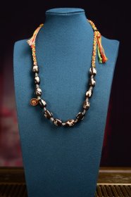佛珠至纯天珠（十二生肖）吉祥天珠项链，支持各种复检、品相完美。尺寸12×15mm，克重50克左右，搭配——手编绳——扎基拉姆卡子