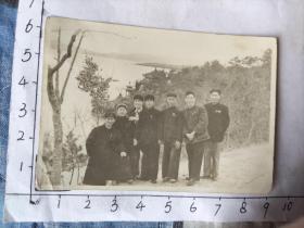 王英敏相册:50年代干部湖边合影照片