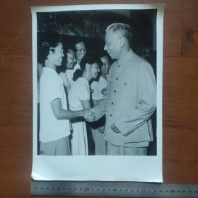 超大尺寸：1960年， 刘少奇出席全国第三次文代会，并同作曲家翟希贤握手（80号）