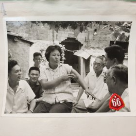 1974年 徐州医学院应用中药麻醉，为徐州工农服装厂汽修理工曹培英公伤骨折手术。图片为曹培英向邻居讲述在接受中药麻醉时的感受。