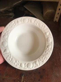浮雕白瓷盘子一只