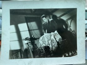 民国三十二年即1943年电影《侬本痴情》大剧照，25x19cm，屠光启导演，梅熹、顾兰君主演