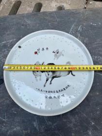 1991年安徽大学赠的，落款吴你人手绘瓷器纪念盘一个，直径26厘米，完整