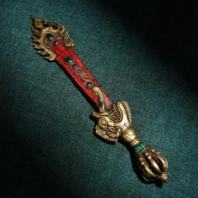 旧藏西藏收纯铜镶嵌宝石文殊
品相保存完好   工艺精湛  造型独特别致     
重324克    长28厘米    
000102