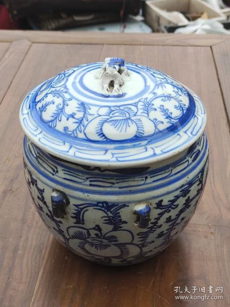 青花双耳陶瓷粥罐，高度约18cm，盖钮和一耳有损。