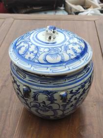 青花双耳陶瓷粥罐，高度约18cm，盖钮和一耳有损。