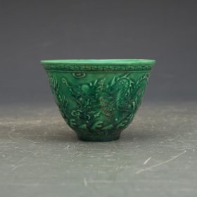 珍藏绿釉雕刻龙纹杯