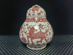 明釉里红麒麟凤纹盖罐。尺寸21㐅17厘米。