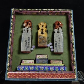 老芙蓉石 精雕【路路精通】印章 ， 左含底座 尺寸：11x3x3cm 中间 含底座 尺寸：12.5x3x3cm 右含底座尺寸：11x3x3cm 总重量：406.7克