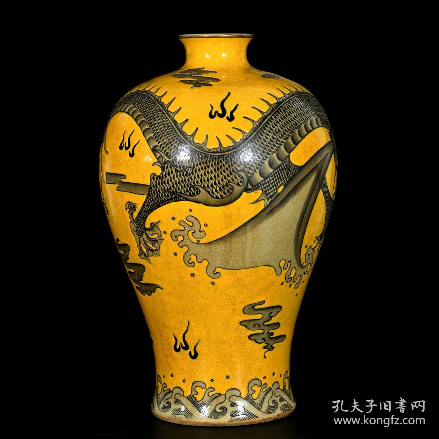 清乾隆黄地墨彩龙纹梅瓶一对；33.5x22厘米