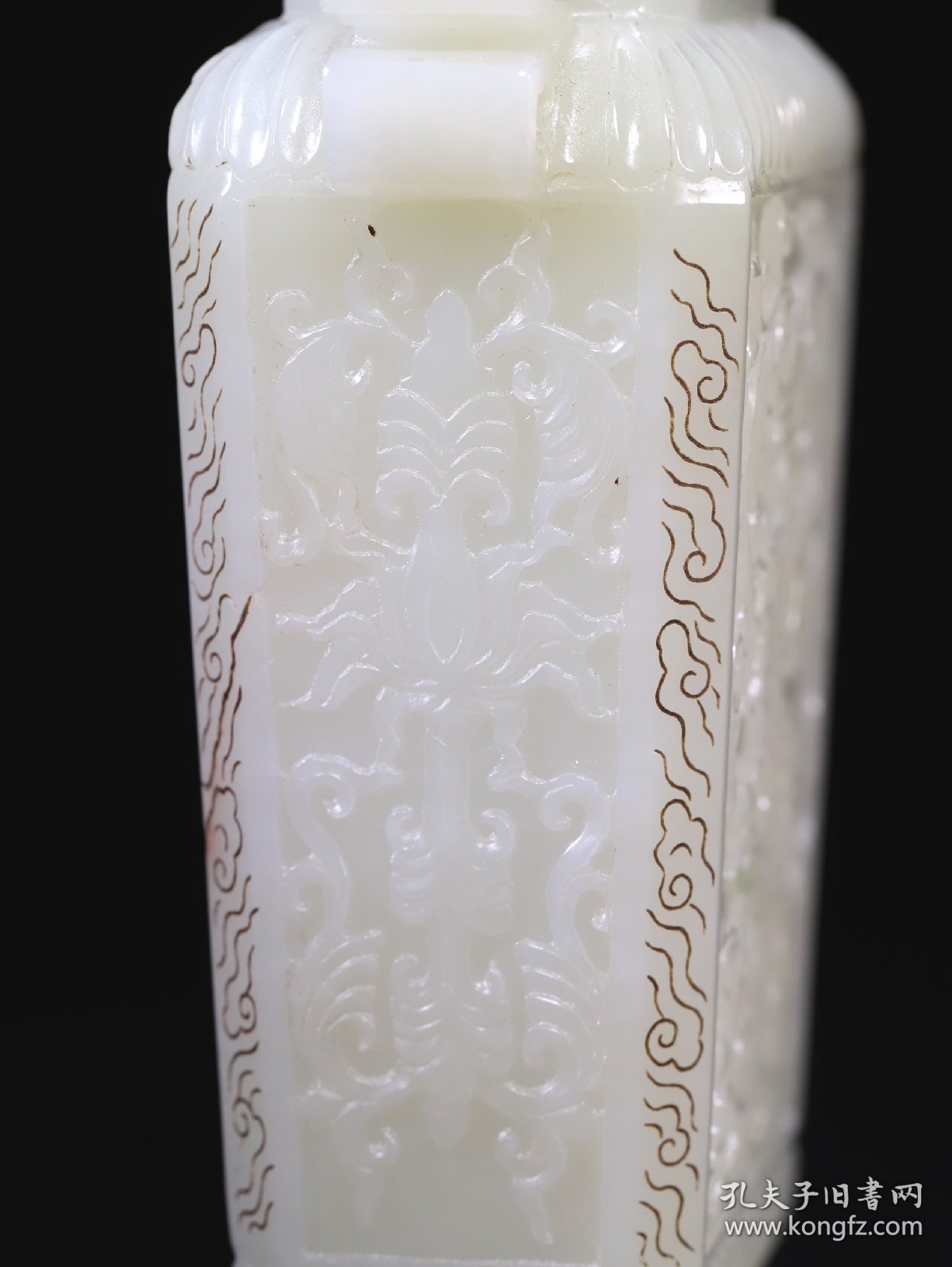 和田玉花卉瓶高21厘米.宽9.3厘米.厚4.6厘米.重568克