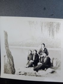 《老照片》1970年代湘江边穿着精致的少女们