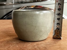 官瓷茶杯名家马蹄杯茶盅茶盏压手杯斗笠杯建盏茶具官窑怀旧民俗古玩老物件瓷器收藏摆件，瓷质厚实造型优美，开片漂亮，手感很好，品相尺寸如图所示，各个部位有详细图片，均为实物拍摄，是非常不错的怀旧民俗古玩收藏促销摆件，绝对是馈赠亲朋好友或者自己使用的佳品！喜欢的朋友来，出临近周边。