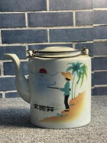 乡下收来五六十年代女民兵提梁茶壶，全品无瑕疵，尺寸如图