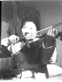 【老底片Z04091】《小提琴独奏》120黑白负片底片一张，6×4.5厘米