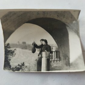 1970年2月，两位美女在桥下合影留念照片