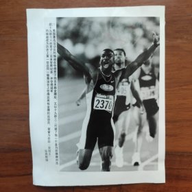 1996年第26届奥运会，美国田径名将约翰逊获男子200米和400米两枚金牌，并打破世界纪录