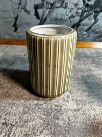 竖纹笔筒一只