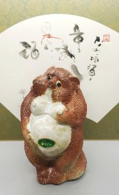 日本信乐烧福狸摆件，手工捏制，造型可爱。红白配色，肚子白色腹部圆润，头部棕色眼睛圆溜溜的，造型生动有趣。整体品相不错，适合家居装饰，有年代感的全美品。长10.5厘米，宽9.5厘米，高16厘米。