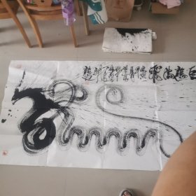 王砚林书法作品《巨龙腾飞》林，笔名寒池，曾用名王彦林，安徽省毫州人，祖籍山东省临沂，年有五十五岁。有过苦难的童年，回乡务农部队服役，大学读书，地质找矿，工管管理，组织人事等人生经历。 寒池的泼墨狂草书法不拘一格，别开生面。他那鲜明的个性和奔放的豪情，展现性感的笔触，构成了他自己的艺术特征，清秀中寓以刚健，妩媚中引出遒动，雄而不浮，犷而不野，纤而不弱，巧而不滑，灵性中生朴厚，严密中有轻松。