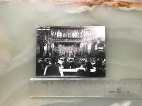 民国原版老照片：民国时剧场老照片（12.7x9.4）厘米，舞台上正在演出京剧！！！！，