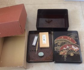 日本购回：日本书道文房雅物，松竹梅岁寒三友海浪千波鸟纹饰大漆文房盒，砚台盒，文具收纳盒，内有“内明砚玄昌一块，雅龙毛笔一只，书道会五星墨一块，青瓷水滴一个（树脂大漆菠萝漆金离地工艺，非常难的，收藏重器）全新全品，有原盒未用过，详见描述。自用收藏馈赠佳品
