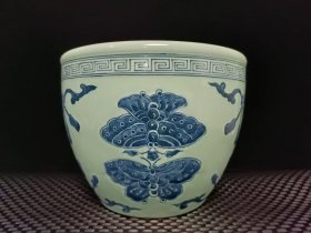 瓷器，清，斗青釉青花蝶恋花纹缸.，尺寸18.5㐅22.6厘米。,