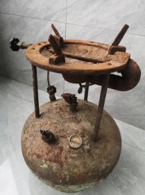 几十年的老煤油锅炉，可作户外活动，野炊，煤油稳定壁垒结实，管道维修一下还能正常使用，特殊物品支持同城提货！