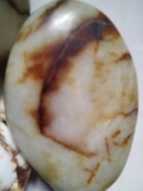 特价优惠处理店存新疆和田玉原皮籽料手把件四个重3.02斤1510克，配座摆放居家厅堂办公场所寓意吉祥事业兴旺财源滚滚，机不可失时不再来欲购从速，新疆和田玉产自南疆和田地区玉龙喀什河与喀拉喀什河一带，自古至明清宫廷垄断专用，新疆气候干燥高温，沙尘风暴肆虐，古代采玉人条件原始，艰难险阻，九死一生，古玉原石民间存世极罕，弥足珍贵，今已资源匮乏，升值无限，最后两图是五六十代支边援疆建设兵团进疆影像