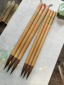 70年代盛文堂老毛笔两种，鹿狼毫兼毫毛笔。传统手工制笔，纯动物毛，手工刻字，几十年的老库存，全品未使用。 左侧“赖山阳”出锋4.2，直接0.9厘米，相当于大楷或联笔规格。 右侧出锋3.5，直径0.8厘米，相当于大楷规格，书体不限，很好用。均为49元一支，两支以上包邮。
