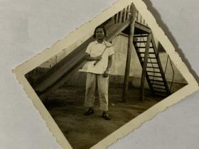 【老照片】1950年代华东师范大学女学生-- 手持网球拍，有背题-- 旧照系华东师大校友邱德花旧藏