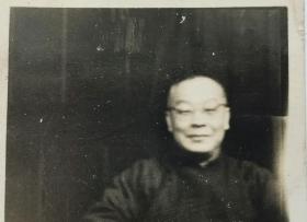 1950年清琯讬同事老照片名人俞安昌君摄