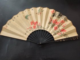 代号Z254《沈铨花鸟》手绘镂空折扇
材质：宣纸
扇面尺寸：宽60cm*高33cm左右